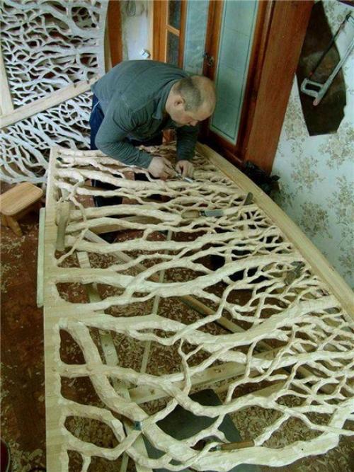 Люди наняли профессионального резчика по дереву, чтобы он им оформил лестницу.