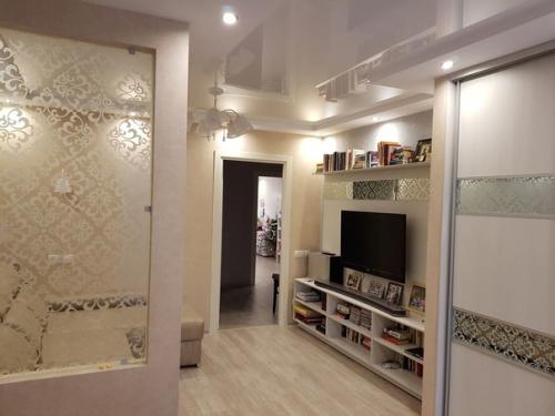 Долго решалась, но все таки не вытерпела и решила вам показать дизайн нашей квартиры. 01