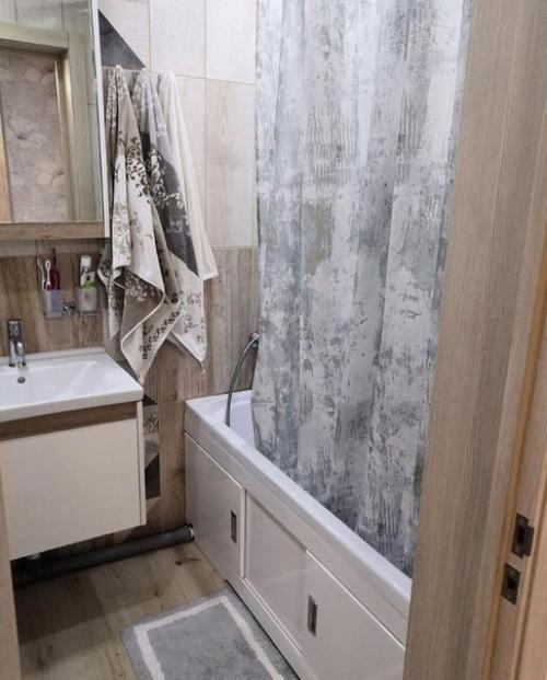 Наша двушка.  Детям в комнату мы установили двухъярусную кровать, а свою комнату разделили на условные две части, зону спальни и зону гостинной. 02