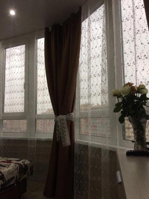 Наша квартира не слишком просторная, но зато у нас есть огромная лоджия. 03