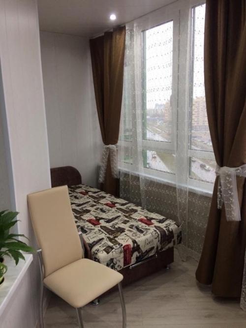 Наша квартира не слишком просторная, но зато у нас есть огромная лоджия. 02