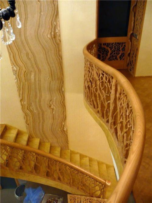 Люди наняли профессионального резчика по дереву, чтобы он им оформил лестницу. 02