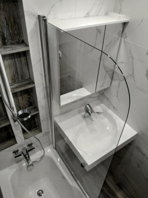 Маленькая ванная комната не помеха, если уместить все необходимые вещи компактно. 05