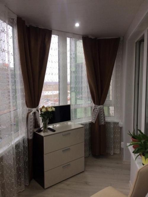 Наша квартира не слишком просторная, но зато у нас есть огромная лоджия. 04