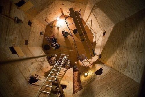 Такой необычный дом сделал себе мужчина в водонапорной башне, теперь у него свой многоэтажный дом. 02