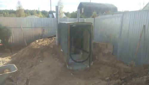 Мужчина подошел с небольшим креативом к постройке своего погреба на участке. 04