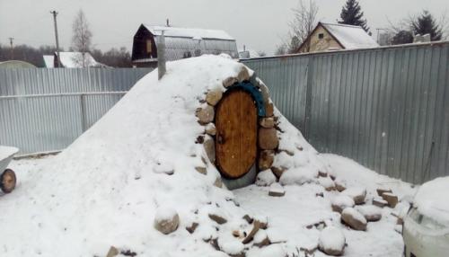 Мужчина подошел с небольшим креативом к постройке своего погреба на участке. 07