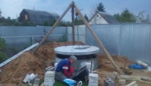 Мужчина подошел с небольшим креативом к постройке своего погреба на участке. 02