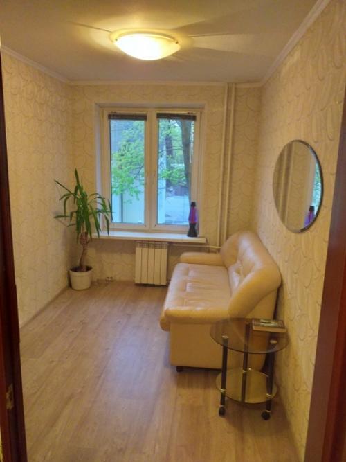 Сделал ремонт комнаты всего за пару дней плотной работы. 01