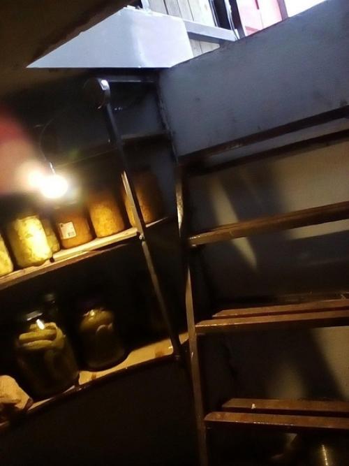 Мужчина подошел с небольшим креативом к постройке своего погреба на участке. 06