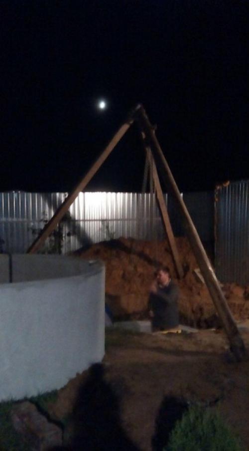 Мужчина подошел с небольшим креативом к постройке своего погреба на участке. 01