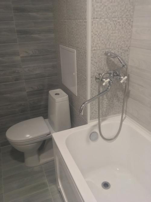 Весь ремонт вышел нам в 80 т, объединили ванную комнату и туалет в один санузел. 02