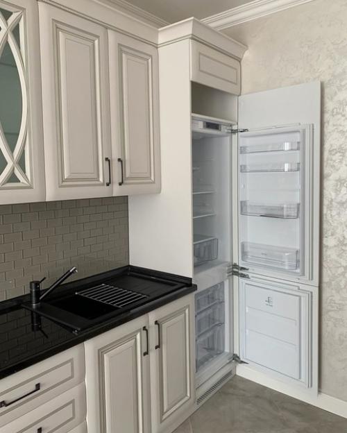 Наша просторная светлая кухня с элементами классического декора. 06