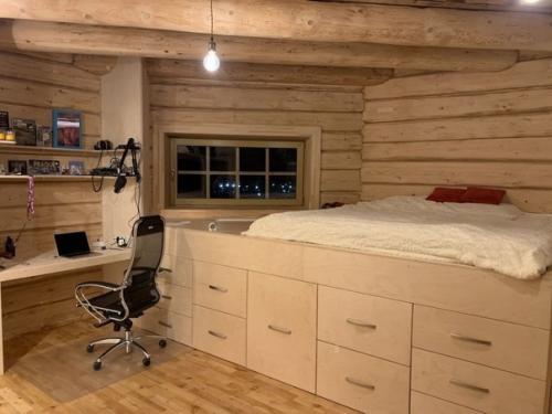 Такой необычный дом сделал себе мужчина в водонапорной башне, теперь у него свой многоэтажный дом. 04