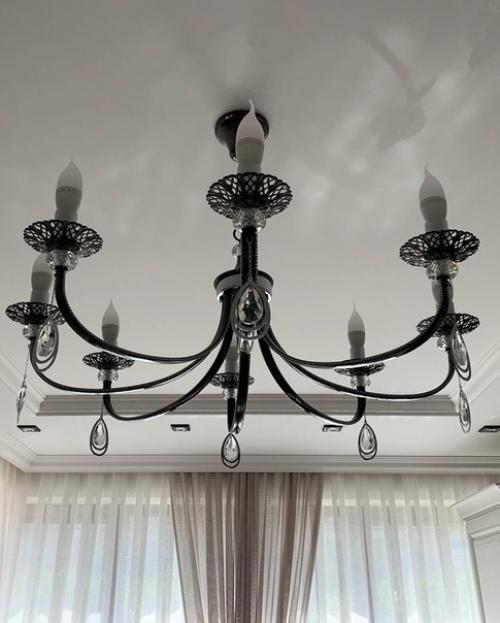 Наша просторная светлая кухня с элементами классического декора. 07