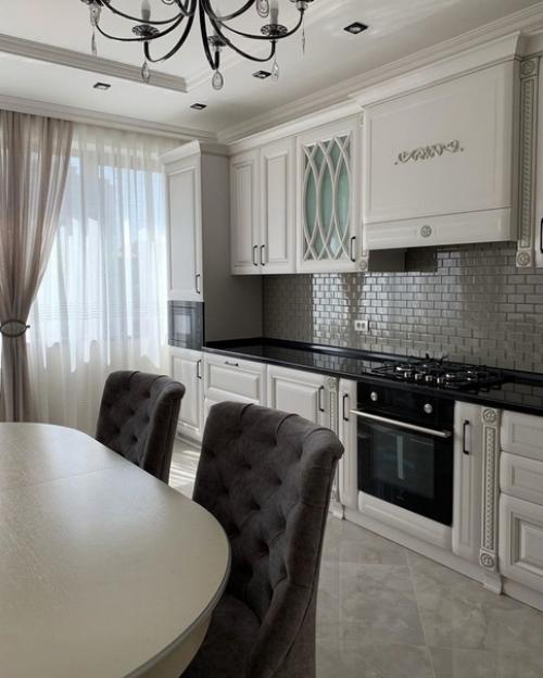Наша просторная светлая кухня с элементами классического декора.