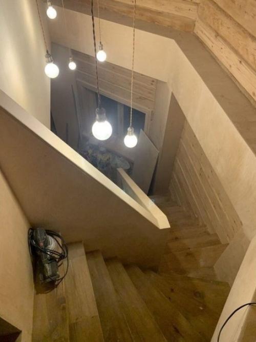 Такой необычный дом сделал себе мужчина в водонапорной башне, теперь у него свой многоэтажный дом. 05