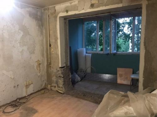 Лоджией всеравно не пользуемся, так что решили расширить нашу комнату объединив ее вместе с ней. 01