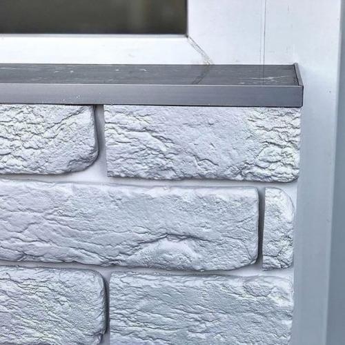 Пока не решили что будем делать с лоджией, но отделку мы сделали и объединили ее с кухней. 03