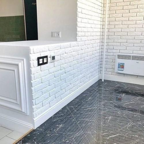 Пока не решили что будем делать с лоджией, но отделку мы сделали и объединили ее с кухней. 02