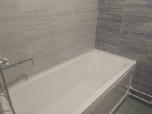 Весь ремонт вышел нам в 80 т, объединили ванную комнату и туалет в один санузел. 05