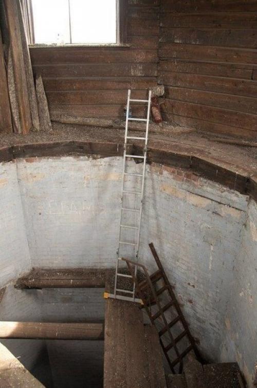 Такой необычный дом сделал себе мужчина в водонапорной башне, теперь у него свой многоэтажный дом. 01