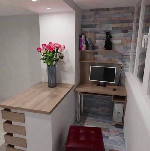 Мы приняли решение объединить комнату с балконом и создали полноценное рабочее место. 01