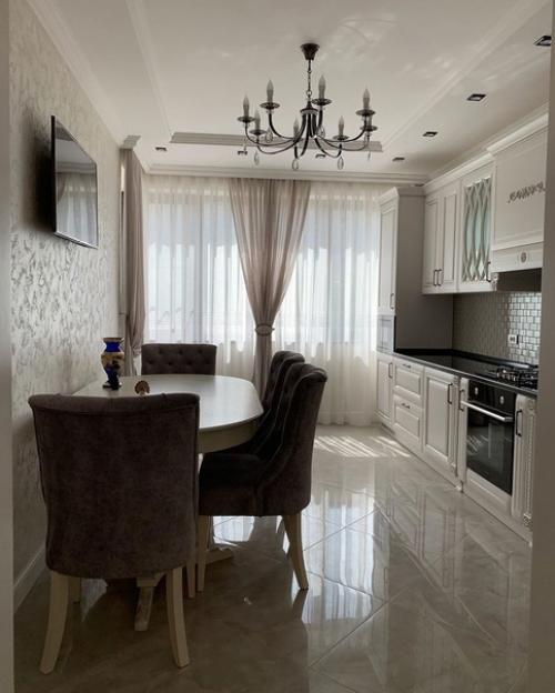 Наша просторная светлая кухня с элементами классического декора. 08