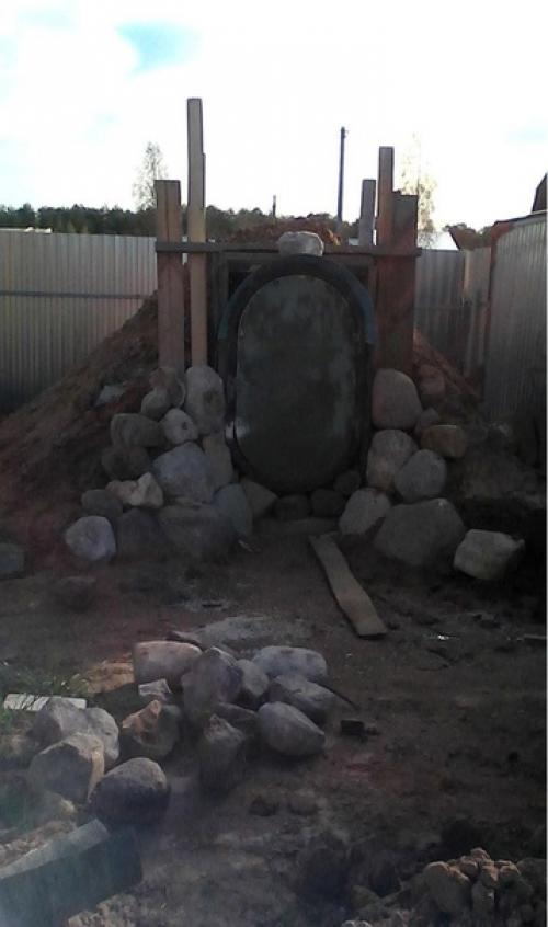 Мужчина подошел с небольшим креативом к постройке своего погреба на участке. 05