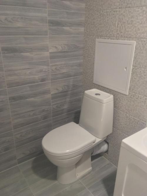 Весь ремонт вышел нам в 80 т, объединили ванную комнату и туалет в один санузел. 04