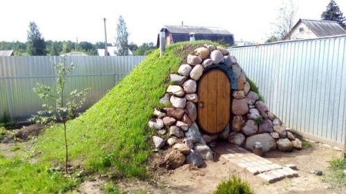 Мужчина подошел с небольшим креативом к постройке своего погреба на участке.