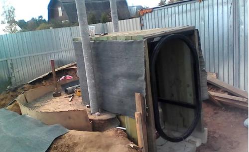 Мужчина подошел с небольшим креативом к постройке своего погреба на участке. 03