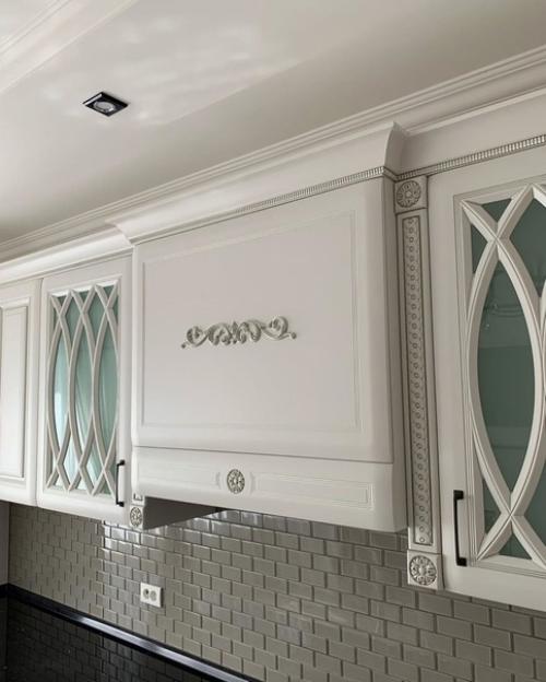 Наша просторная светлая кухня с элементами классического декора. 03