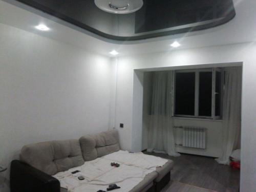 Лоджией всеравно не пользуемся, так что решили расширить нашу комнату объединив ее вместе с ней. 02