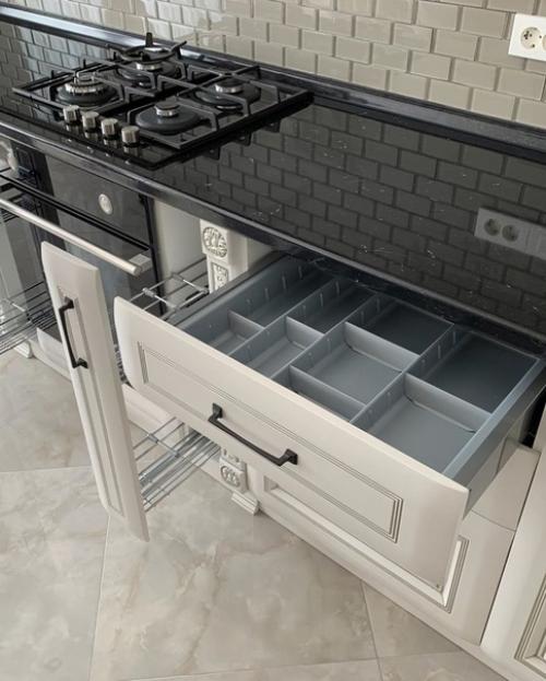 Наша просторная светлая кухня с элементами классического декора. 04