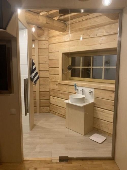 Такой необычный дом сделал себе мужчина в водонапорной башне, теперь у него свой многоэтажный дом. 06