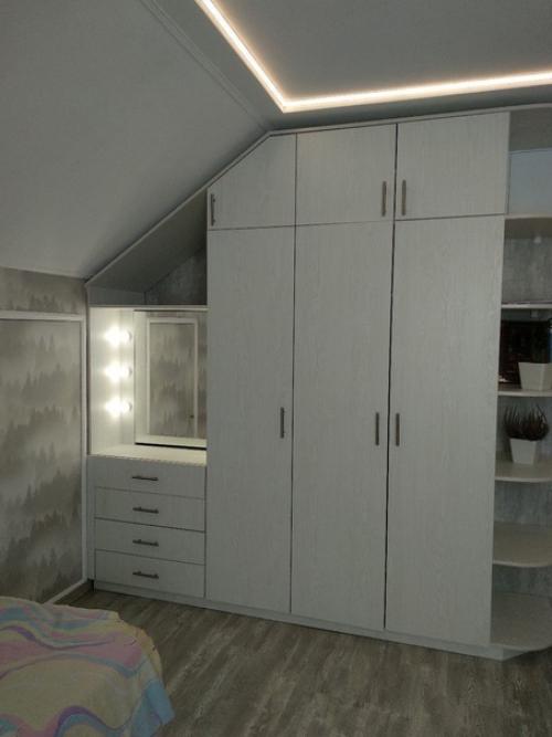 У нас долгое время пустовал чердак, пока мы не решили сделать там комнату для своего сына. 02