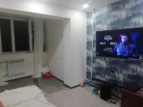 Лоджией всеравно не пользуемся, так что решили расширить нашу комнату объединив ее вместе с ней. 03