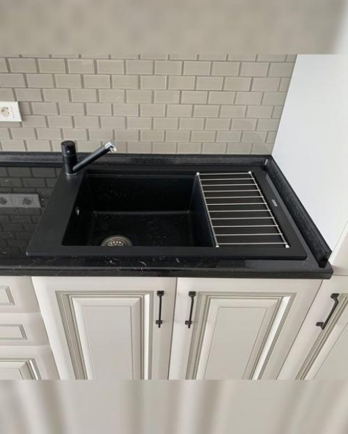 Наша просторная светлая кухня с элементами классического декора. 02