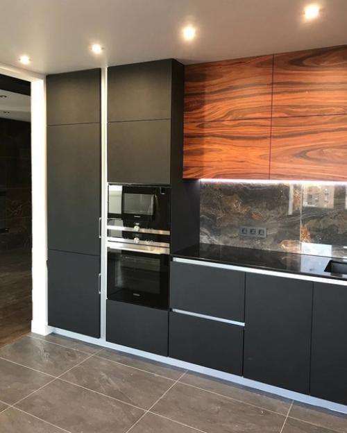 Вот такая вот у нас появилась в квартире кухня, строгая и современная. 02