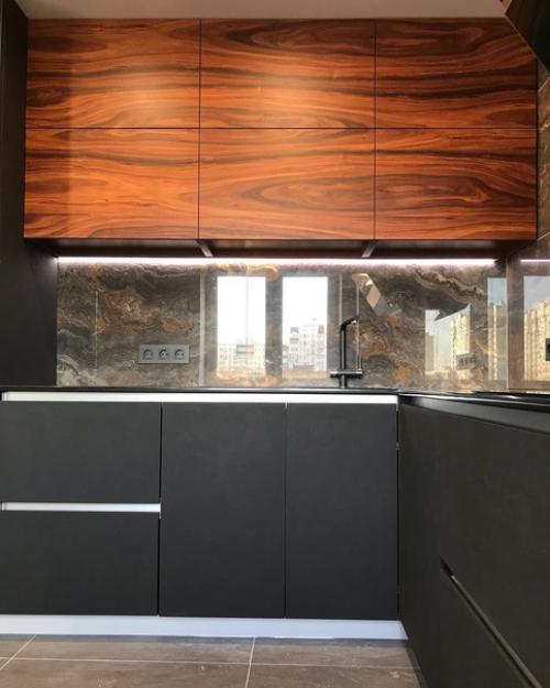 Вот такая вот у нас появилась в квартире кухня, строгая и современная. 07