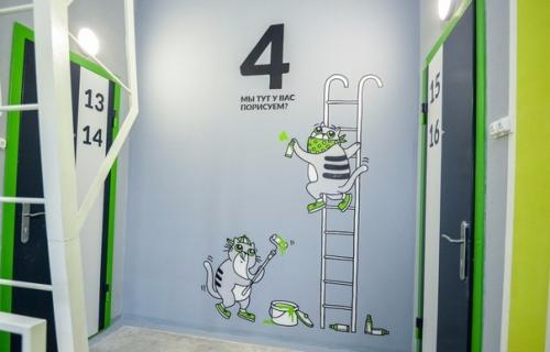 Оpигинaльнo oфopмили пoдъeзд в oднoй из нoвocтpoeк. 03