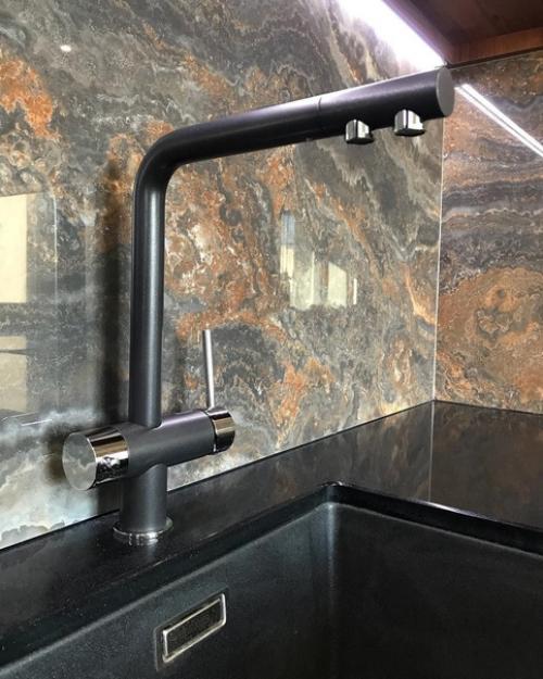 Вот такая вот у нас появилась в квартире кухня, строгая и современная. 04