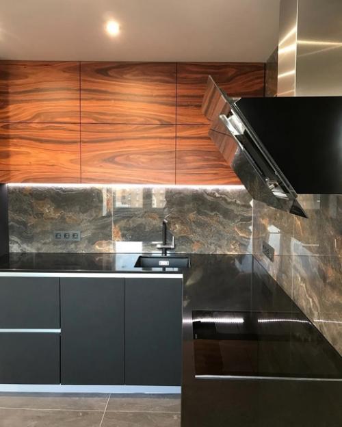 Вот такая вот у нас появилась в квартире кухня, строгая и современная. 06