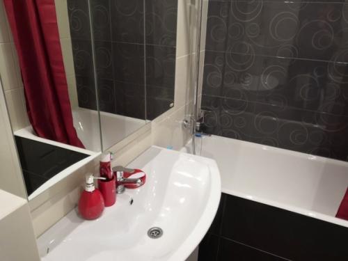 Решил делать ремонт в ванной самостоятельно, хотя опыта как такового не было. 02