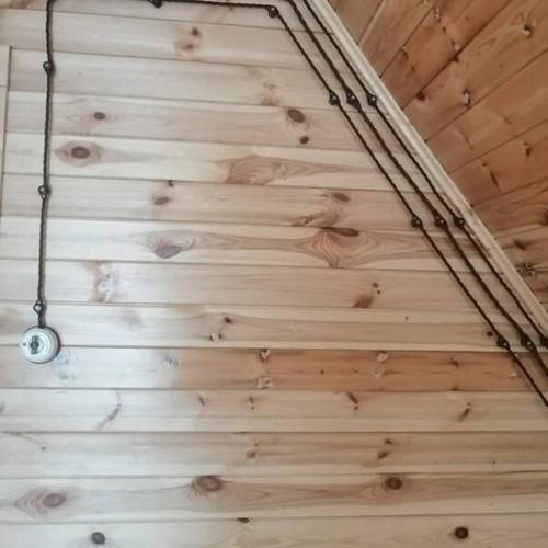 Все стараются нынче замаскировать проводку, чтобы не мозолила глаза.