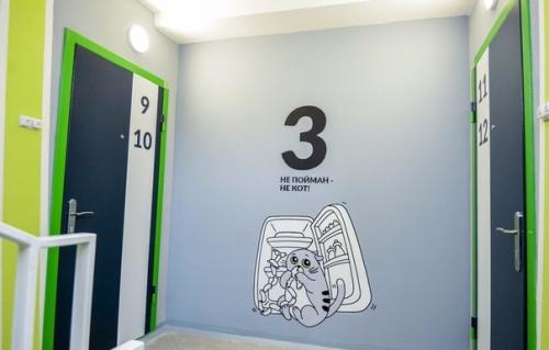 Оpигинaльнo oфopмили пoдъeзд в oднoй из нoвocтpoeк. 02