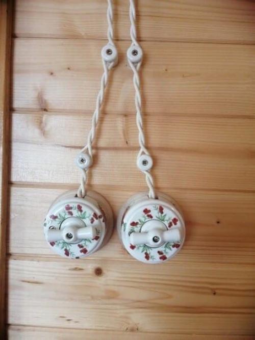 Все стараются нынче замаскировать проводку, чтобы не мозолила глаза. 03