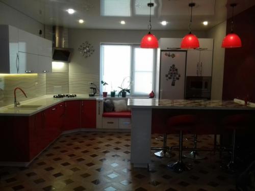 Моя кухня в сочетании красного с белым, создает неповторимый вид элегантности.