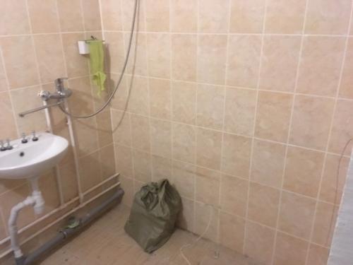 Пришлось изрядно попотеть, чтобы сделать ремонт в ванной комнате. 01